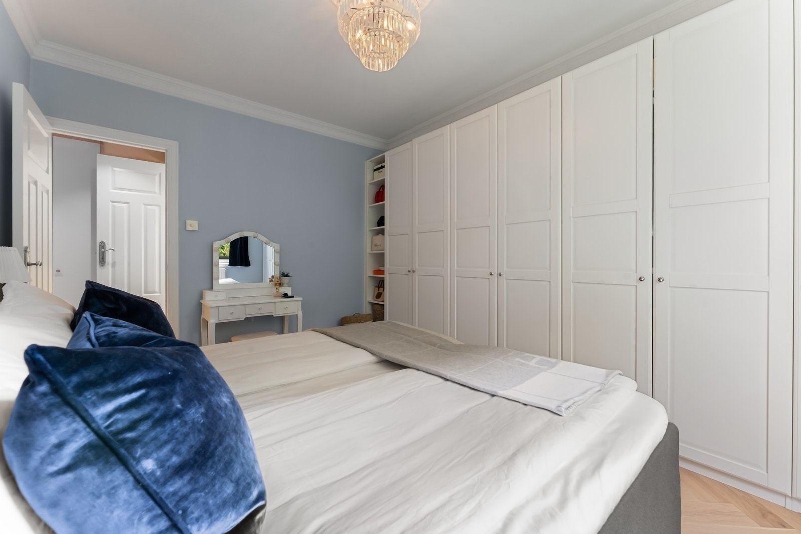 Rikelig med oppbevaringsplass i stor garderobeløsning. Galleribilde