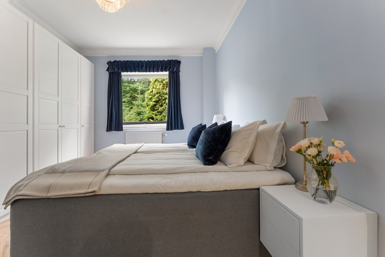 Hovedsoverommet er romslig med plass for dobbeltseng og tilhørende nattbord på hver side. Galleribilde