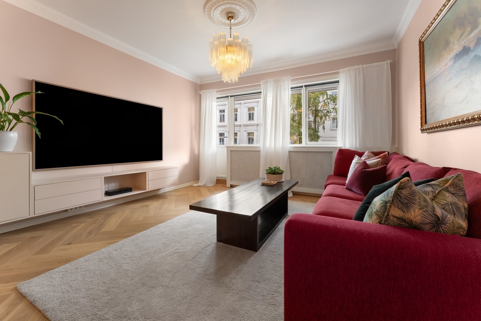 Innred med sofa, stoler, bord og tilhørende mediemøblement. Galleribilde