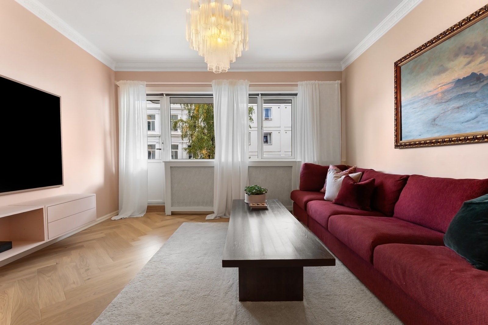 Flott parkettgulv i alle oppholdsrom. Disse er også skiftet ut under oppussingen. Galleribilde