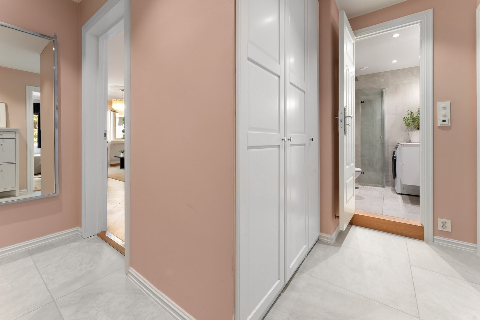 Rikelig med oppbevaringsplass i entré/gang. Galleribilde