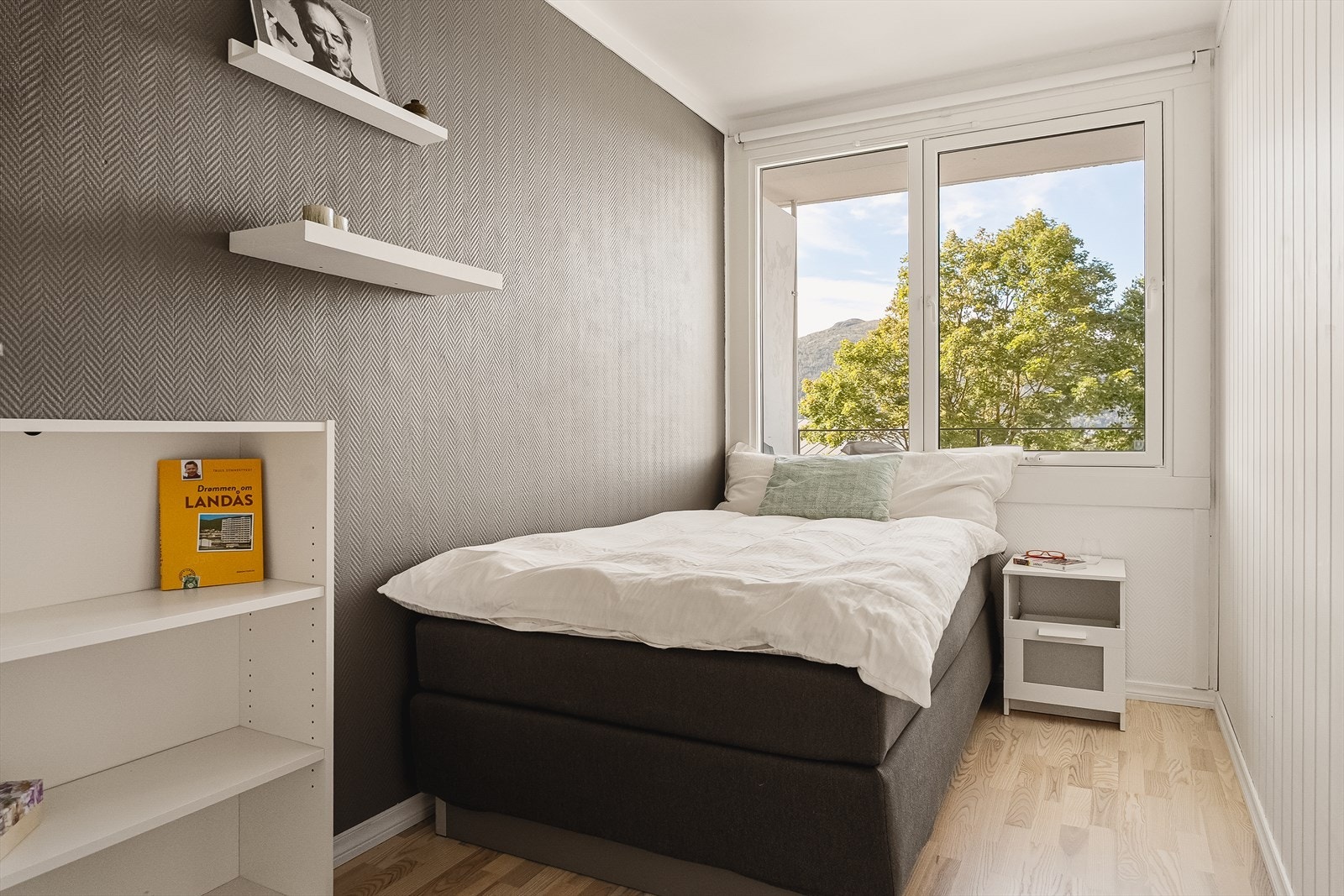 Lyst soverom med store vindusflate. Rommet er på 8,7 kvm og har plass til både stor enkeltseng/liten dobbelseng, liten pult og garderobeskap. Galleribilde