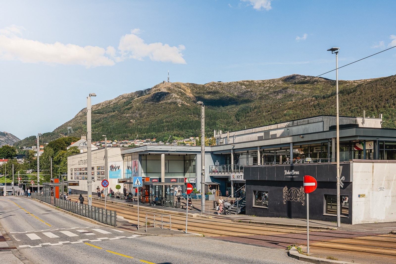 For et utvidet servicetilbud, ligger Sletten senter bare en kort spasertur unna. Galleribilde