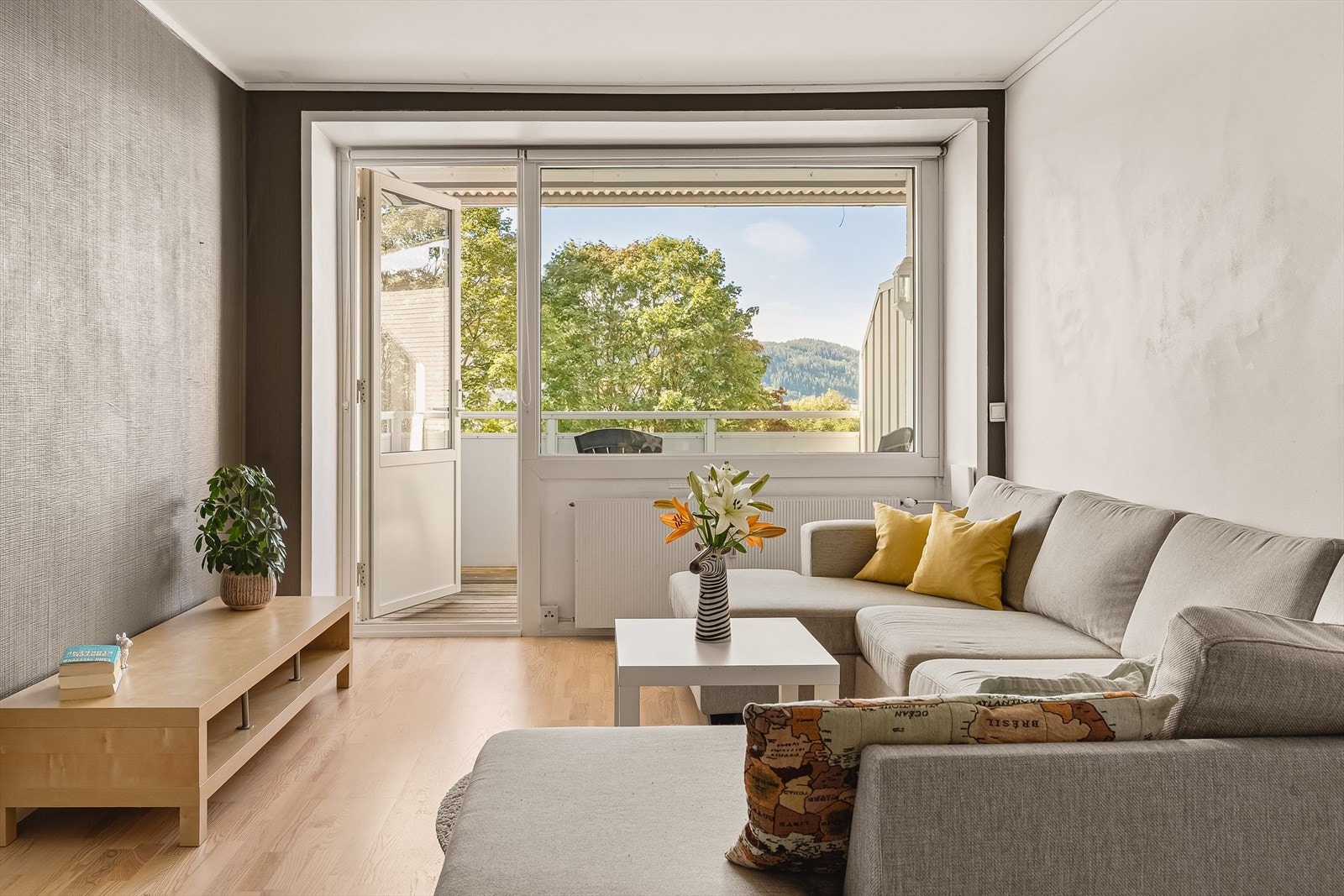 Boligen ligger vestvendt til i byggets 3. etasje. Det er heisadkomst i bygget. Galleribilde