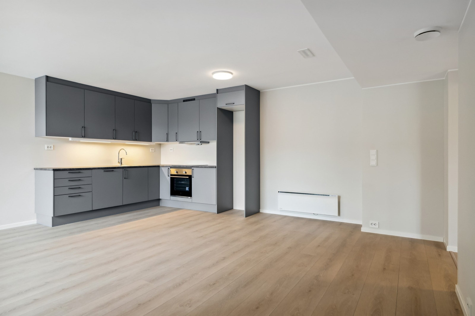 Romslig og åpen stue/kjøkken-løsning Galleribilde