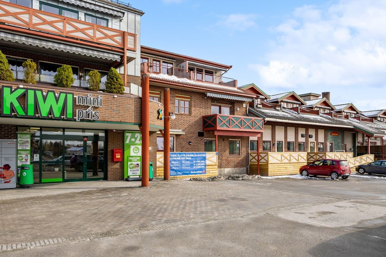 Attraktivt område i Løten med butikk i samme bygg og gode parkeringsmuligheter. Galleribilde