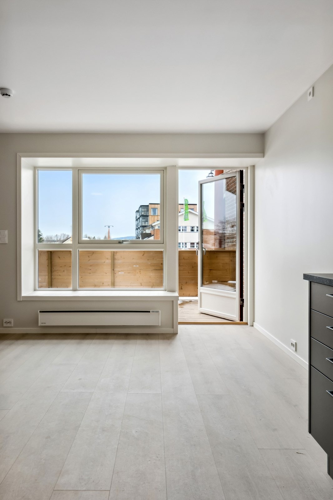 Store vindusflater og utgang til romslig balkong. Galleribilde