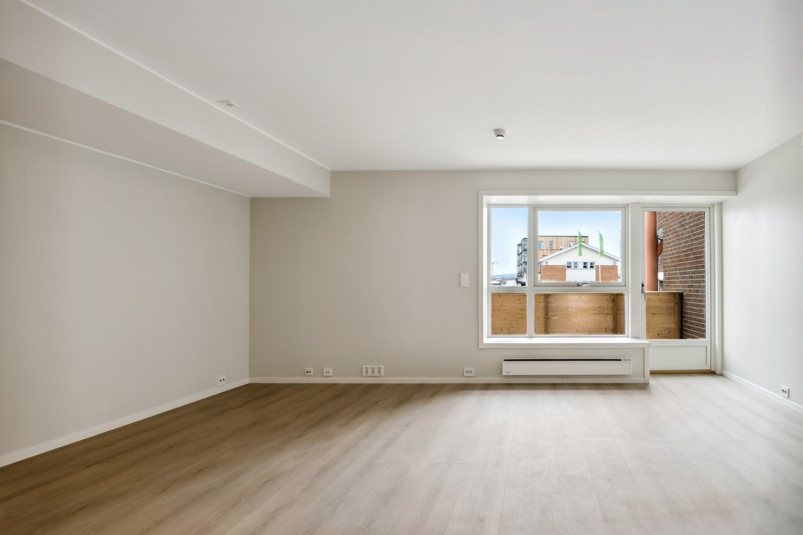 Leiligheten varmes opp med elektrisk oppvarming ved hjelp av panelovner og gulvvarme (på bad). Galleribilde