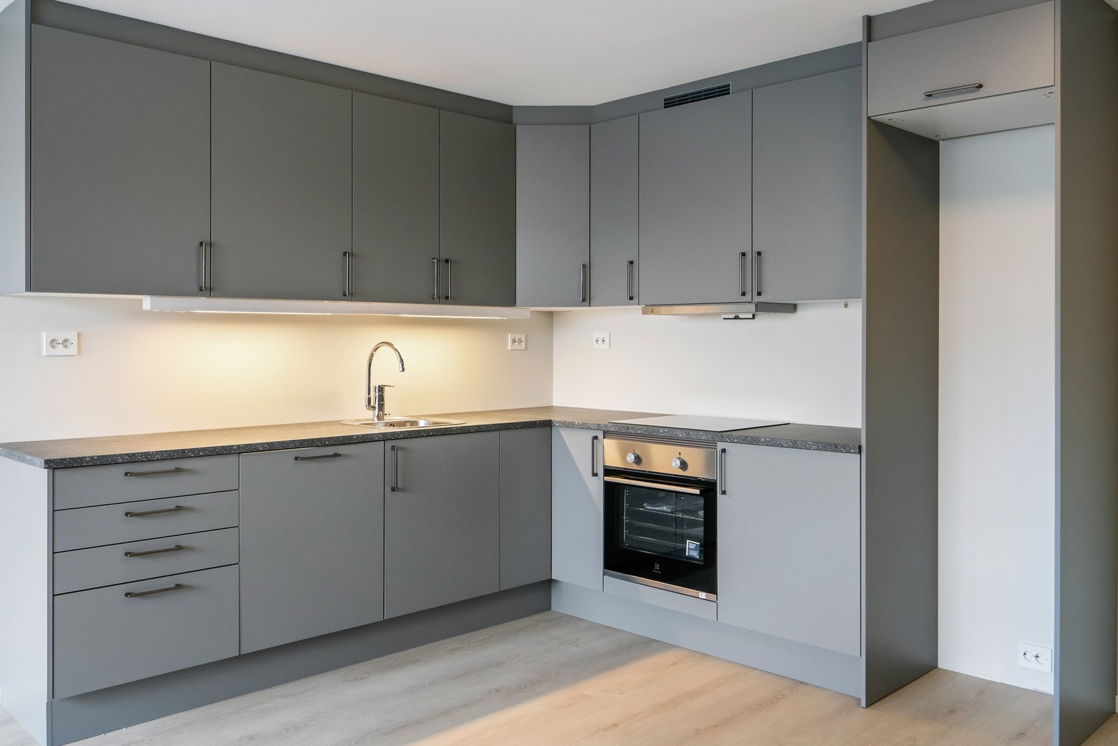 Det er rikelig med strømpunkter på kjøkkenet til ulike kjøkkenapparater. Galleribilde