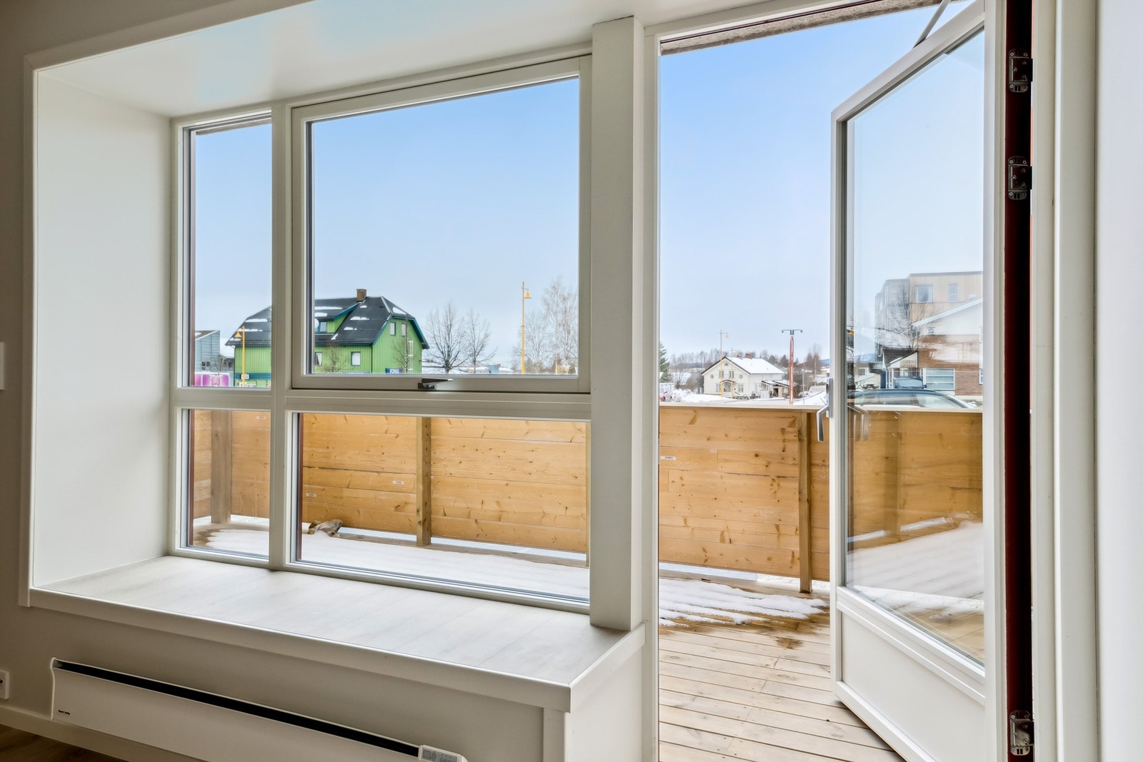 Den dype vinduskarmen kan brukes som en koselig sittebenk. Galleribilde