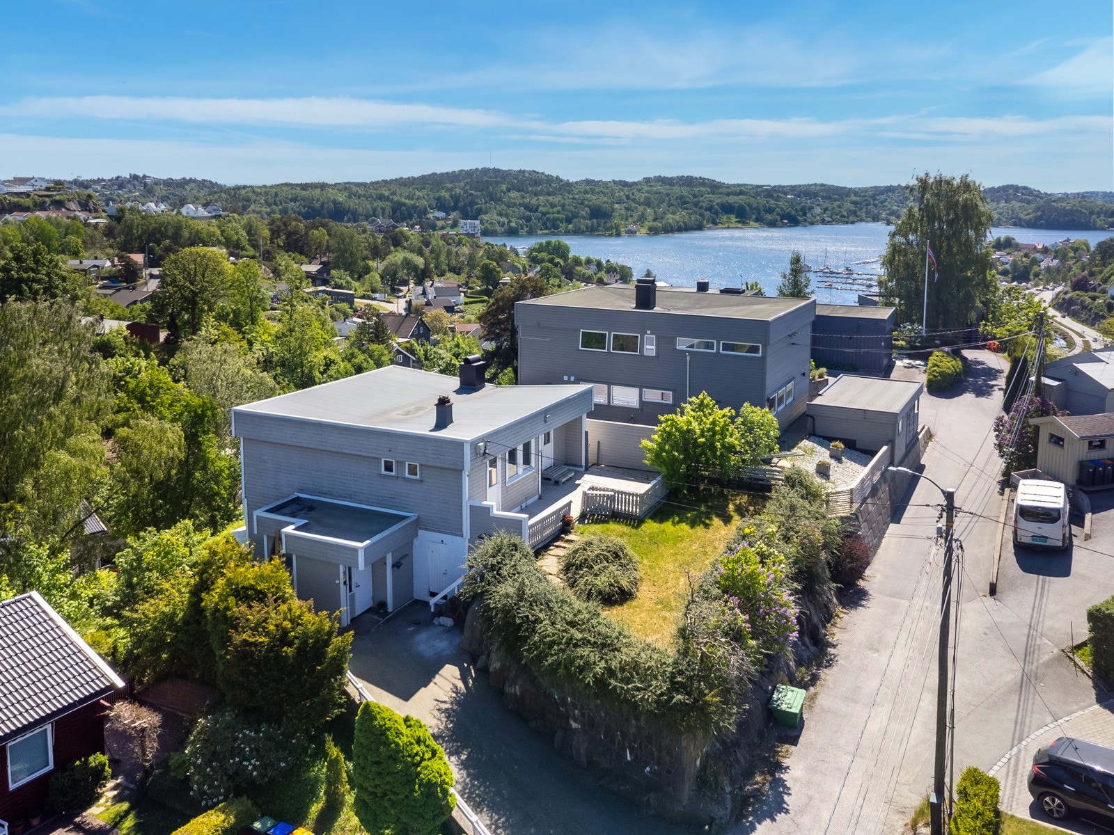 Flott enebolig i barnevennlig område med gåavstand til barnehage, barneskole, badeplass på Vindholmen samt fine tur- og lysløyper. Galleribilde