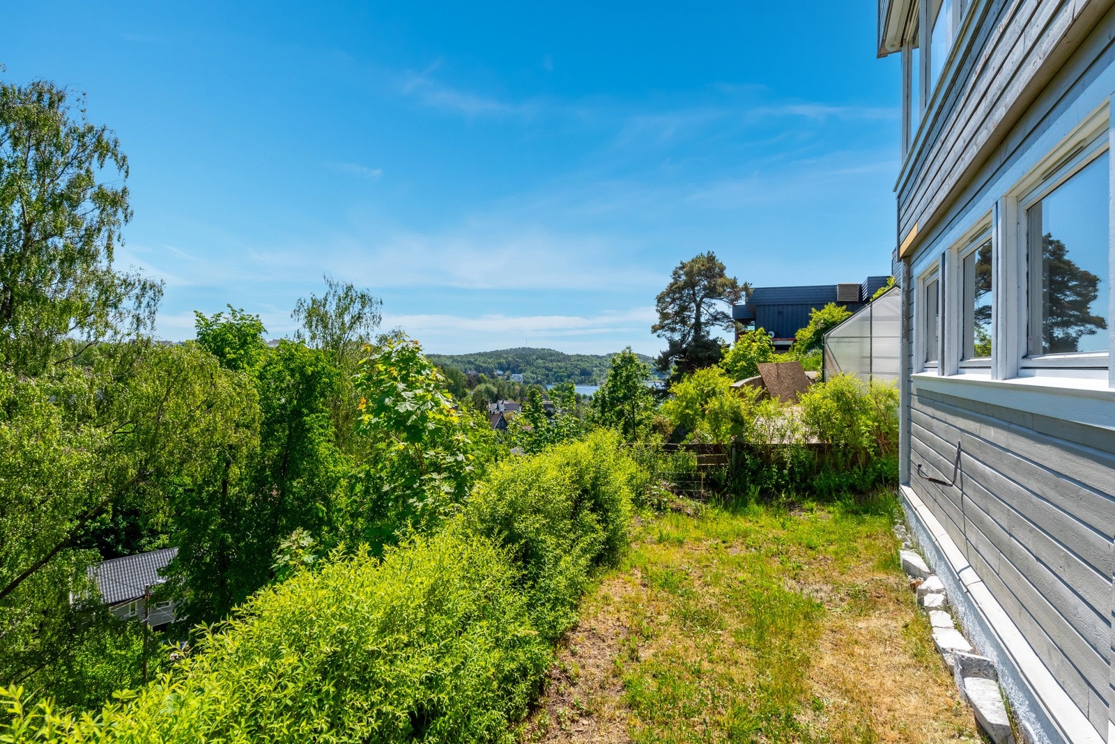 Hagedel på baksiden, hvorfra det er utsikt til Songebukta, Tromøysund. Galleribilde