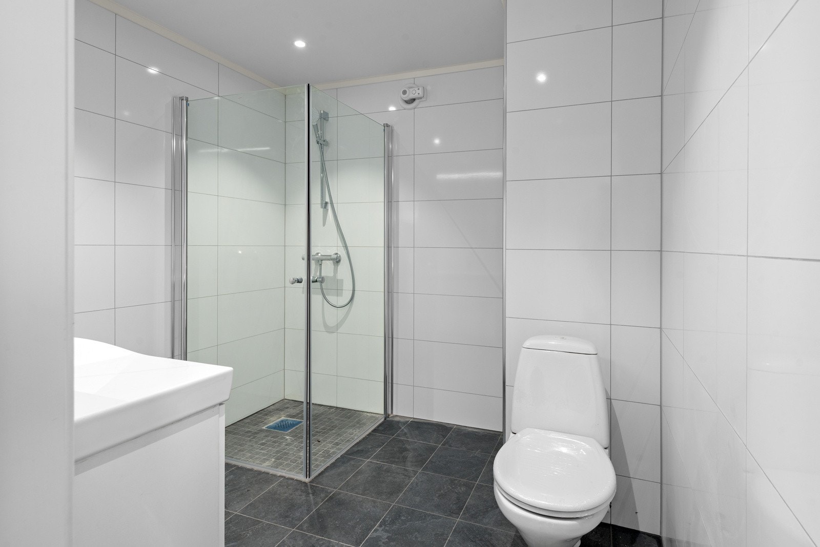 Badet i underetasjen er renovert vinteren 2024 med nye fliser på vegg, fliser på gulv med behagelig gulvvarme, innredning og toalett. Galleribilde