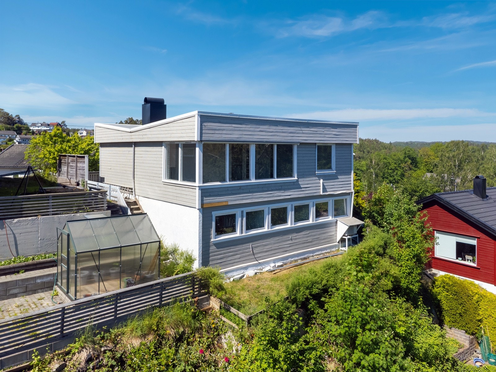 Boligen har store gode vindusflater som gir rikelig med naturlig lys, hvorfra man kan nyte fin utsikt over nærområdet og mot Tromøysund Galleribilde