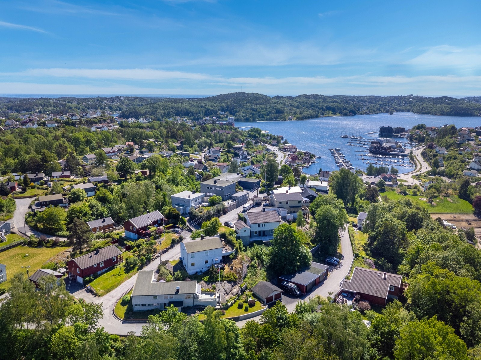 En høyt beliggende med fin utsikt og gåavstand til sjøen. I Songebukta er det muligheter for leie av båtplass. Galleribilde
