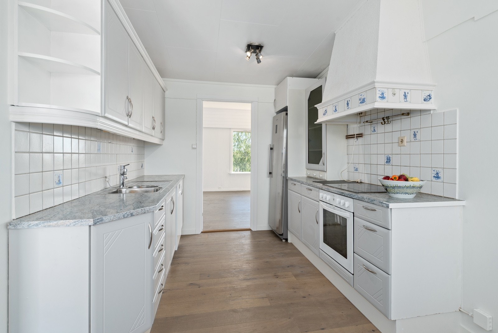 Et meget bruksnyttig kjøkken med integrert oppvaskmaskin, stekeovn og koketopp. Frittstående kjøleskap kan medfølge etter avtale. Galleribilde