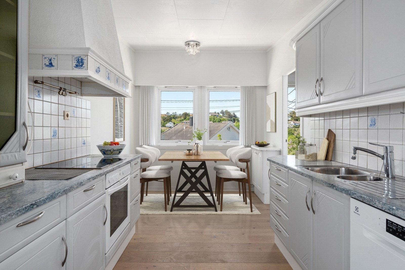 Kjøkkenet fikk ny innredning i 2012 med profilerte fronter og benkeplate i laminat. Det er utgang til terrassen fra kjøkkenet via vaskerommet. (Bildet er digitalt møblert) Galleribilde