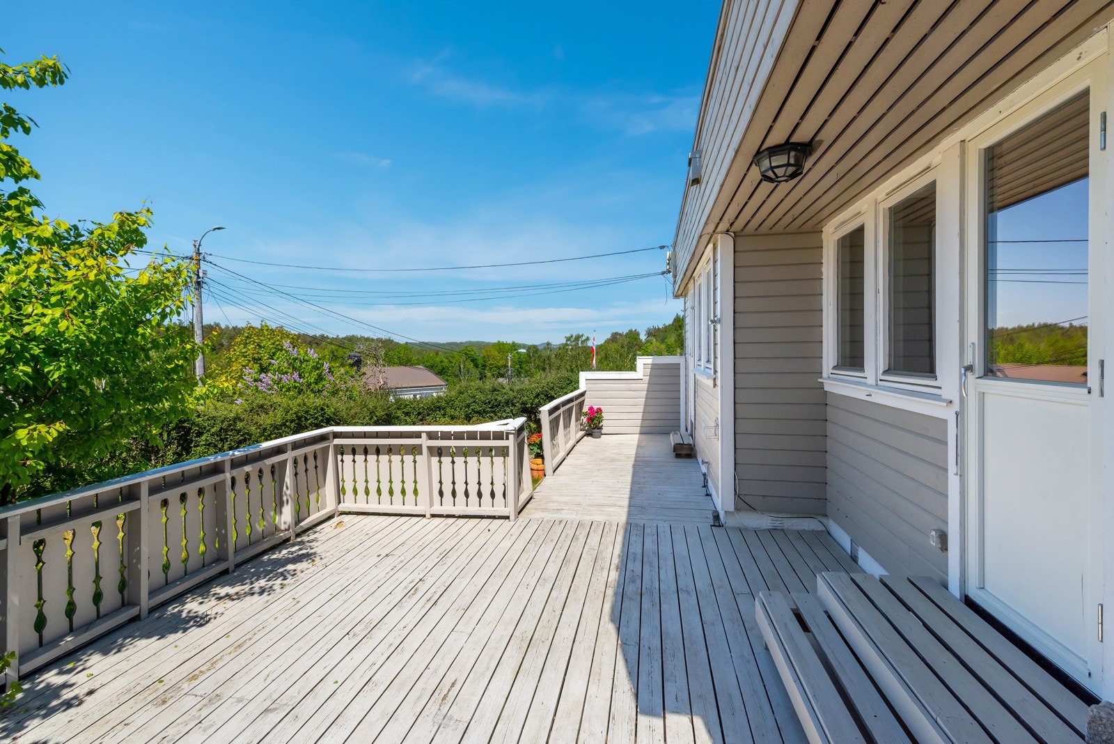 Solrik terrasse med plass til å skape seg hyggelig uterom. Det er også adkomst til hagen fra terrassen. Galleribilde