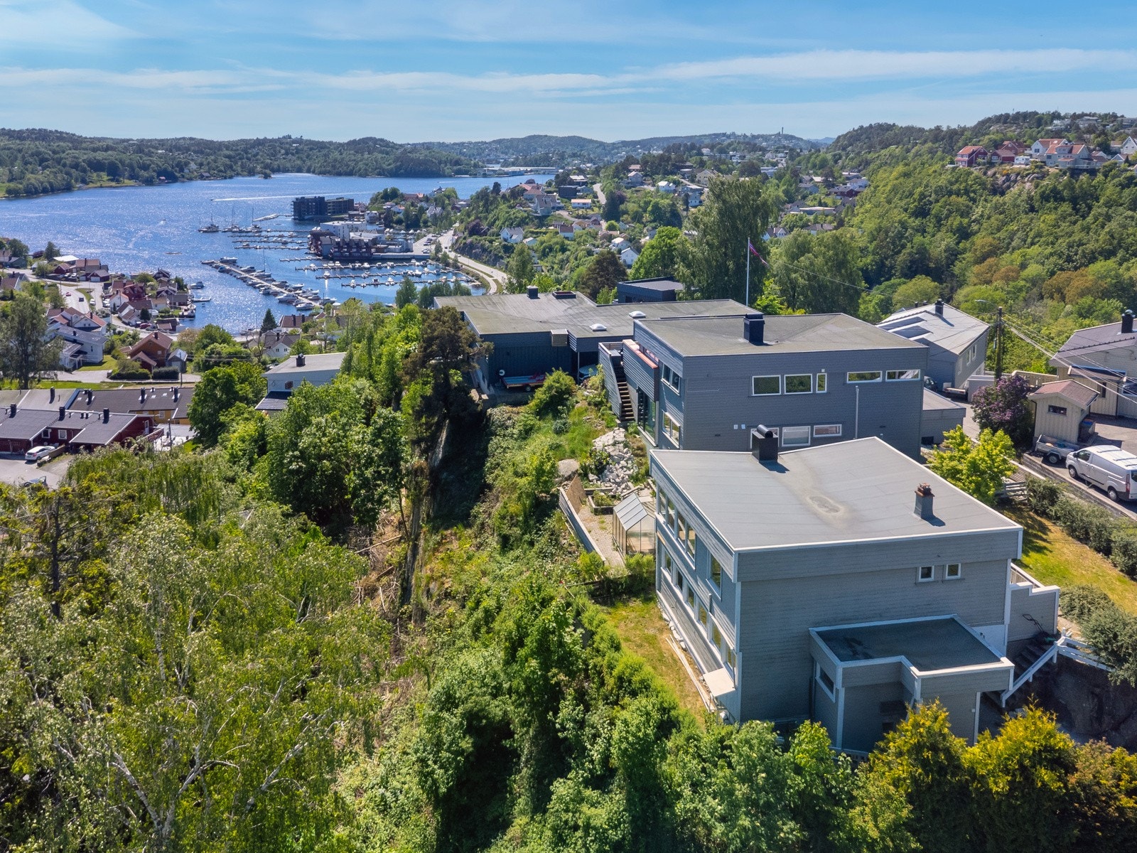 Boligen har usjenerte og solrike uteplasser. Nabolaget er stille, rolig og barnevennlig. Galleribilde