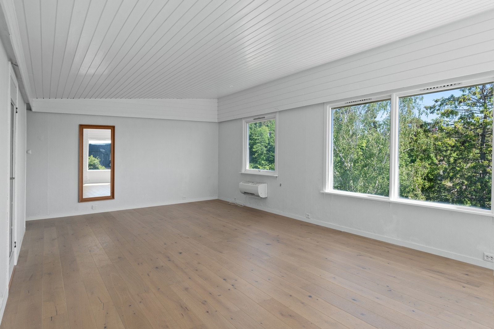 Det er fint utsyn og ingen innsyn fra naboer grunnet beliggenheten. Galleribilde