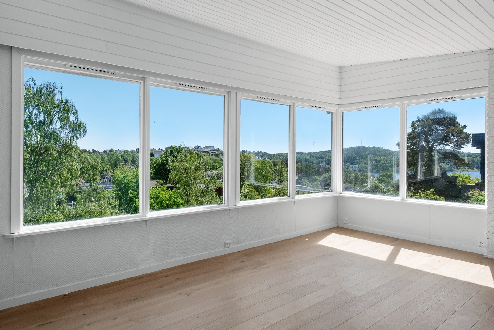 Flott utsikt utover nærområdet og mot Songebukta, Tromøysund. Følelsen man får i stuen må oppleves! Galleribilde