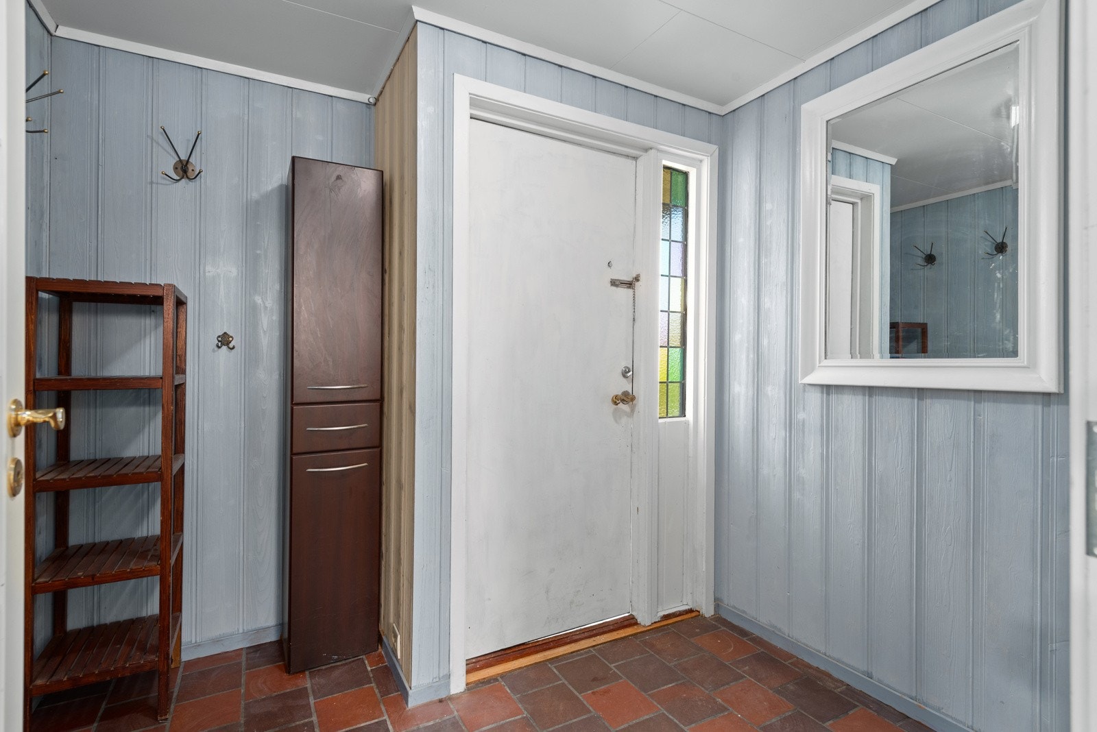 Entre i underetasjen med god plass til å henge og sette fra seg yttertøy og sko. Galleribilde