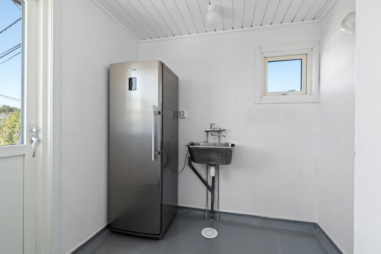 Vaskerommet i tilknytning til kjøkket, har opplegg for vaskemaskin, plass til ekstra kjøleskap, og utgang til terrassen. Galleribilde