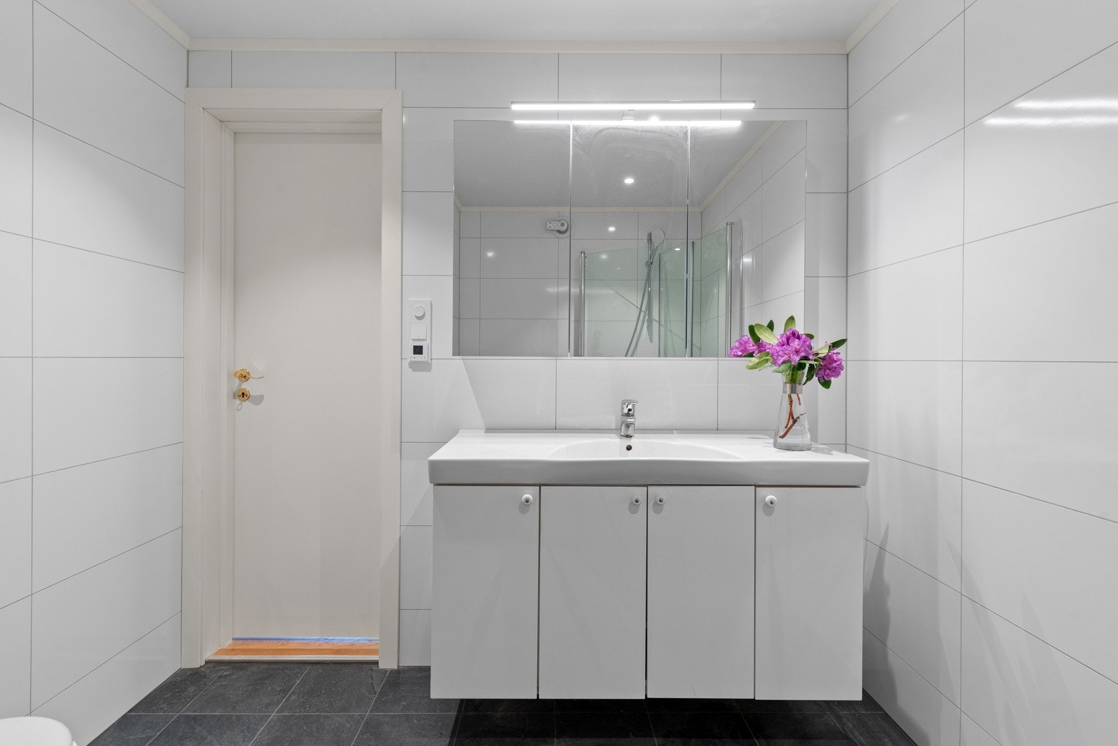 Innredningen har skapløsning og speilskap med overliggende lys. Et fint og tidløst baderom. Galleribilde