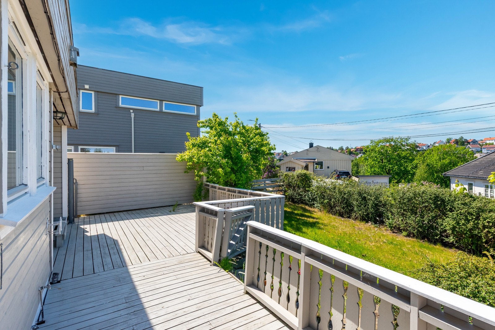 Usjenert og fin uteplass med adkomst til hagen. Her er det utekran for hageslange. Galleribilde