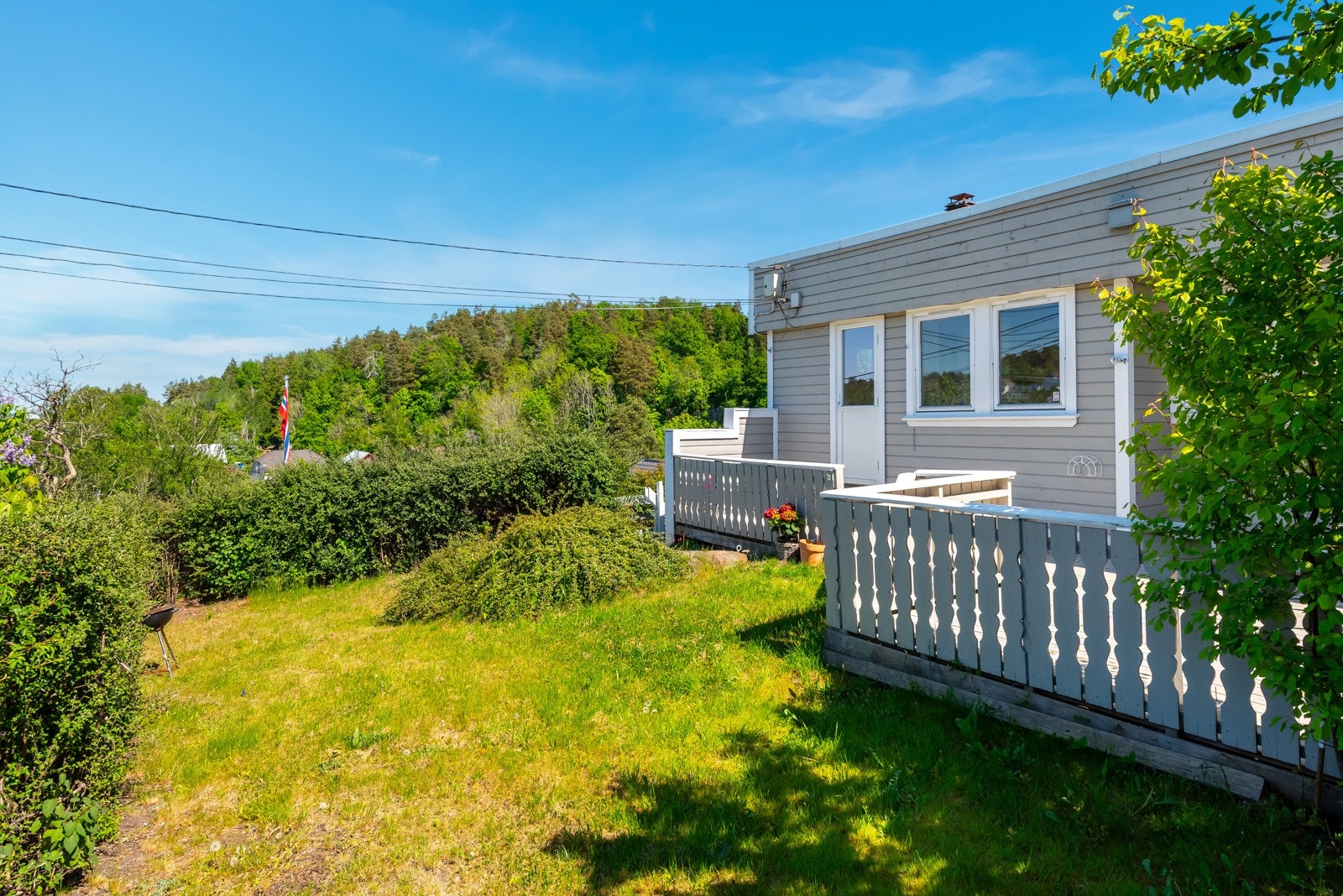 Hagen er fint opparbeidet med plen, prydbusk og hekk. Hekken samt beliggenheten gjør at hagen er usjenert uten særlig innsyn. Galleribilde