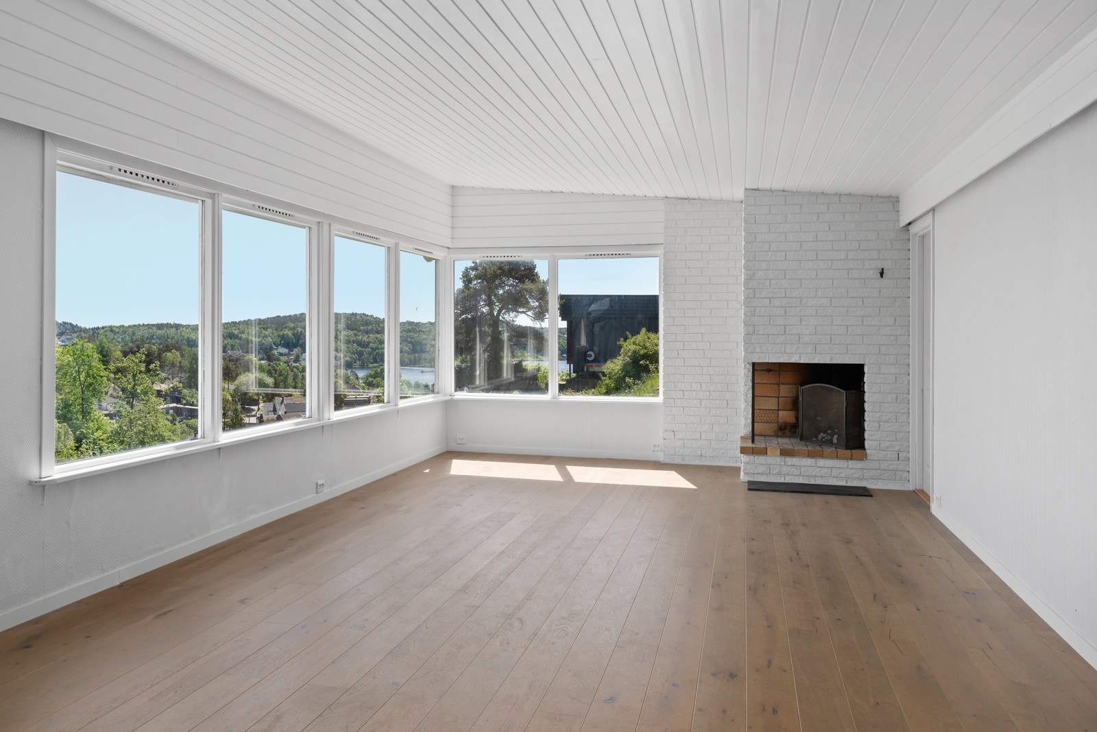 De store vinduene, utsikten samt takhøyden gir rommet en god atmosfære Galleribilde