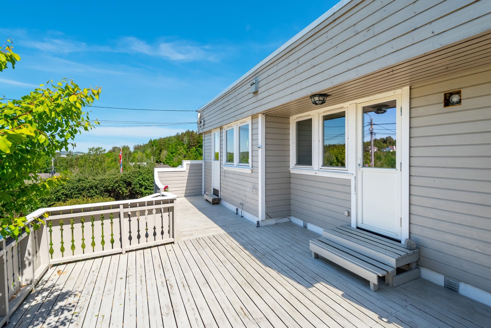 Det er utgang til terrassen fra kjøkkenet via vaskerommet og fra soverom i 1.etg. Galleribilde