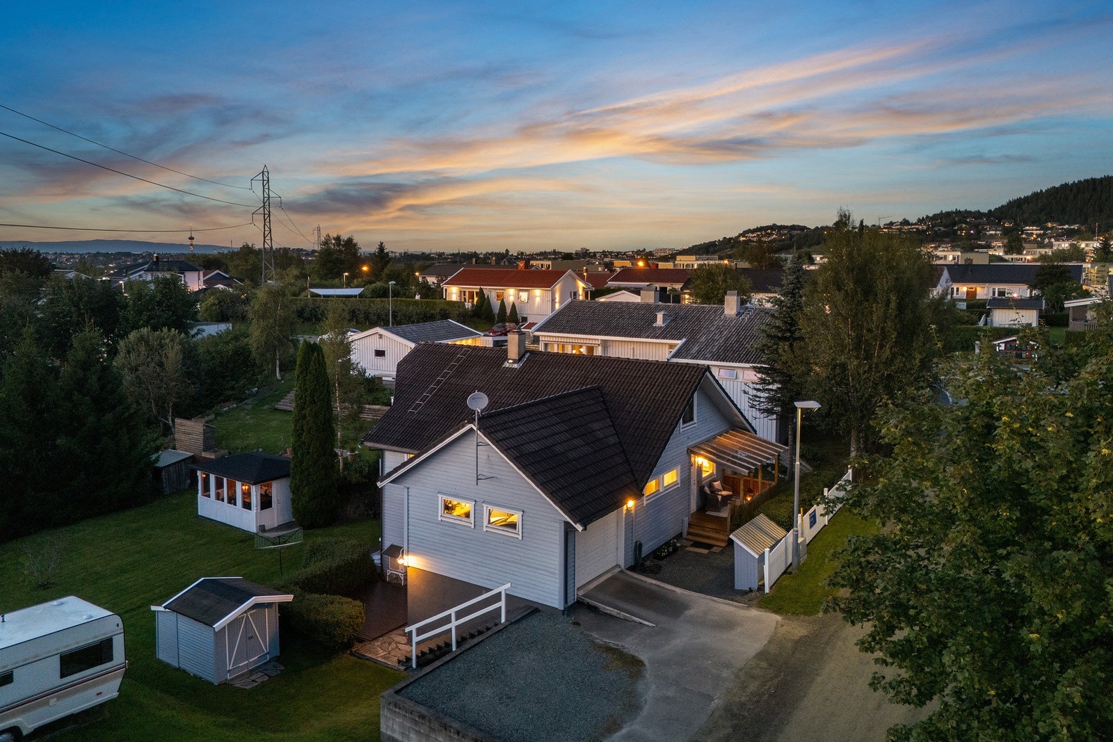 Dronefoto kveld. Galleribilde