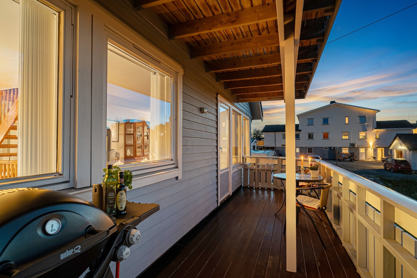 Verandaen har delvis takoverbygg som gjør det praktisk å trekke verandputer m.m. under tak om det regner. Galleribilde