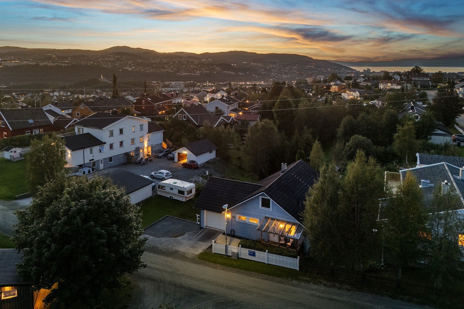 Dronefoto kveld. Galleribilde