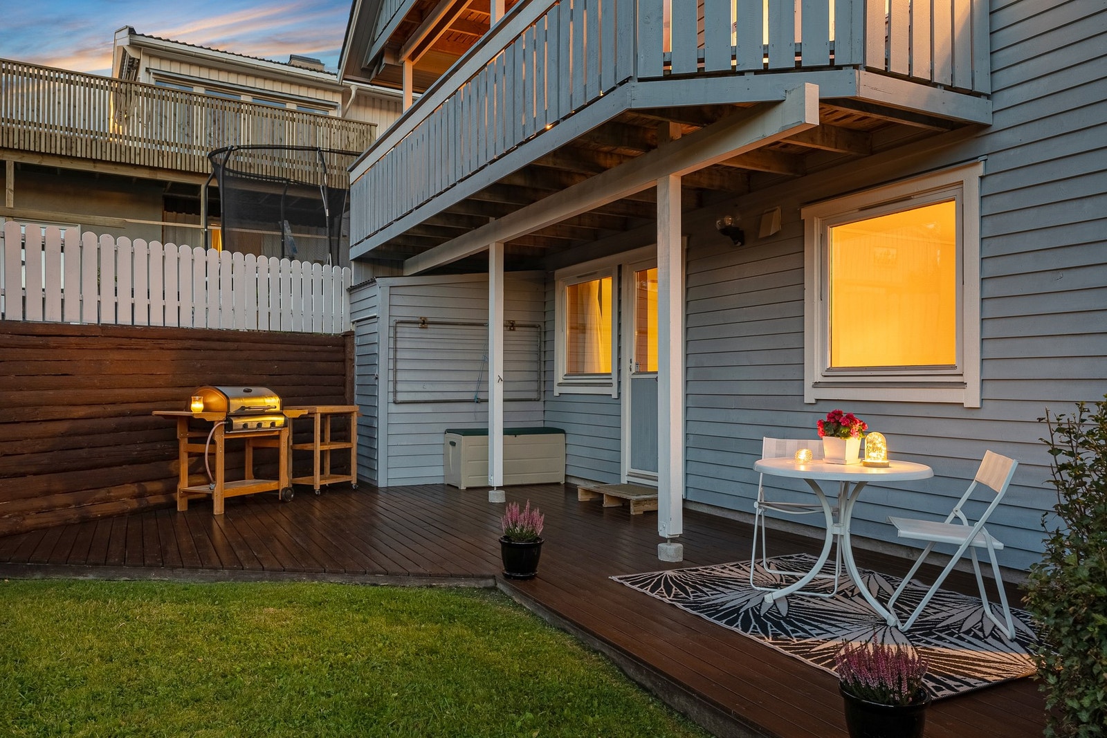 Boligens uteplass nytes til det fulle i sommerhalvåret. Galleribilde