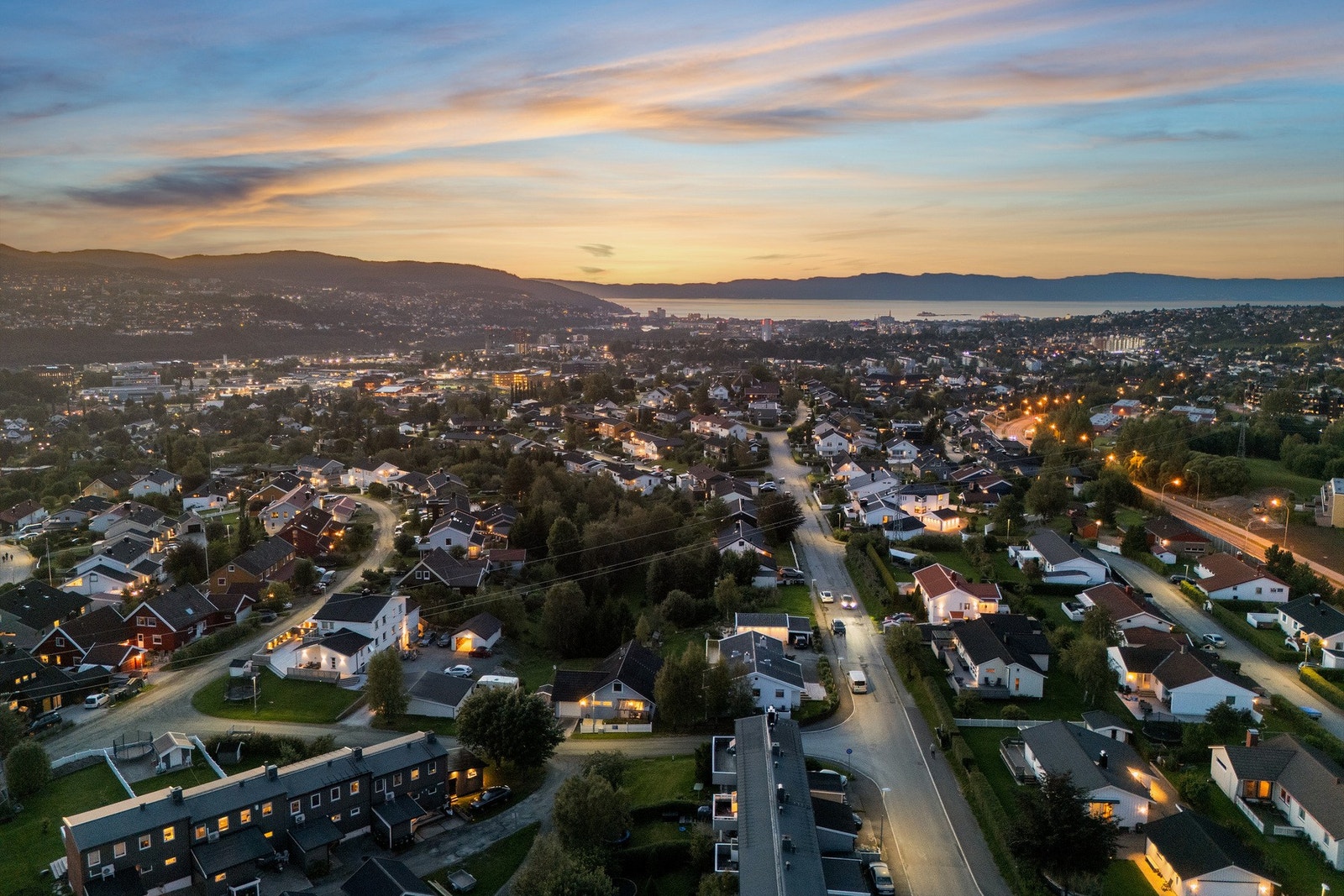 Dronefoto kveld. Galleribilde