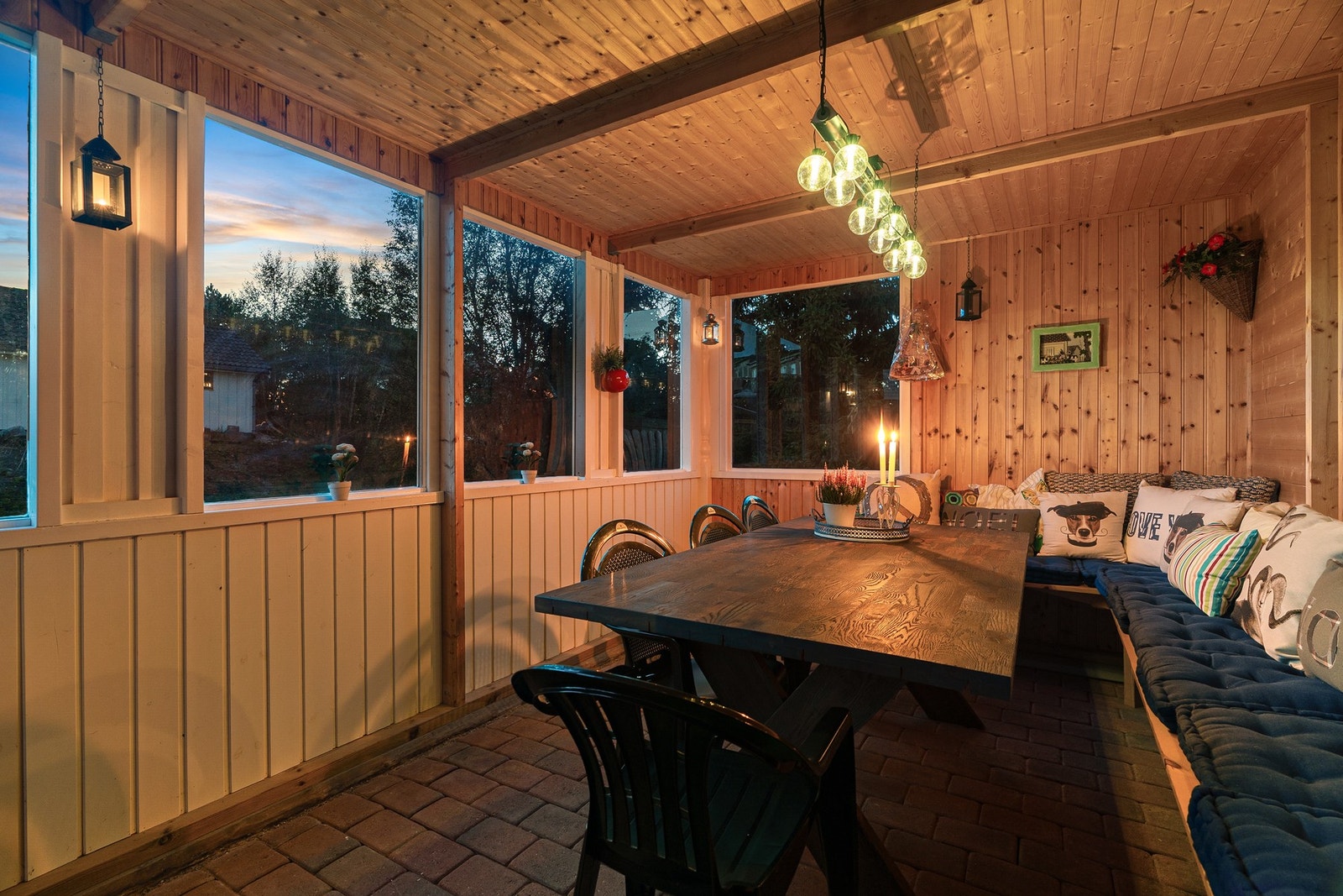 I hagestuen dekkes det til middag og festlige lag som er perfekt på sene sommerkvelder. Galleribilde