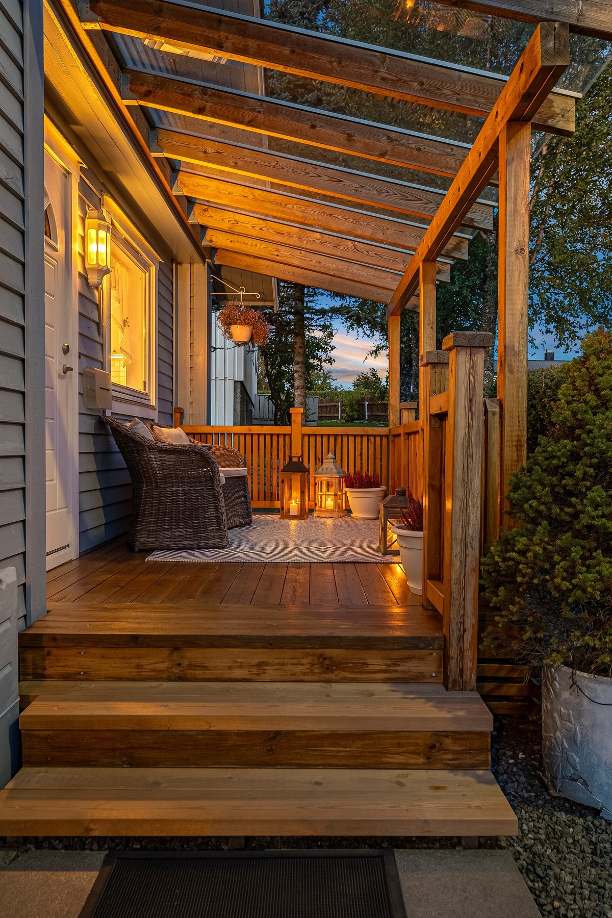 Koselig og innbydende inngangsparti med takoverbygg. Galleribilde