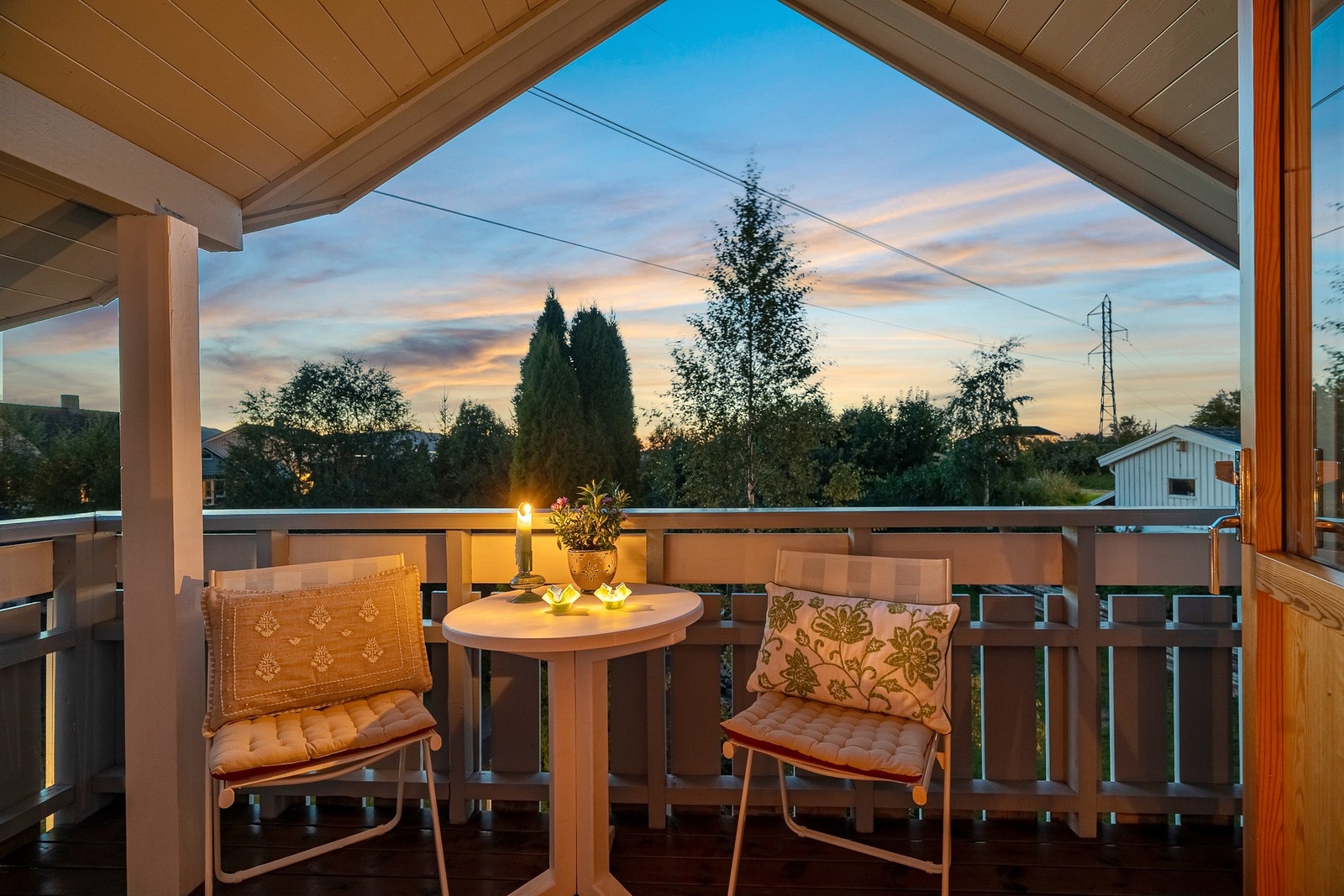 Koselig veranda med utgang fra loftetasjen hvor man kan nyte sene kvelder. Galleribilde