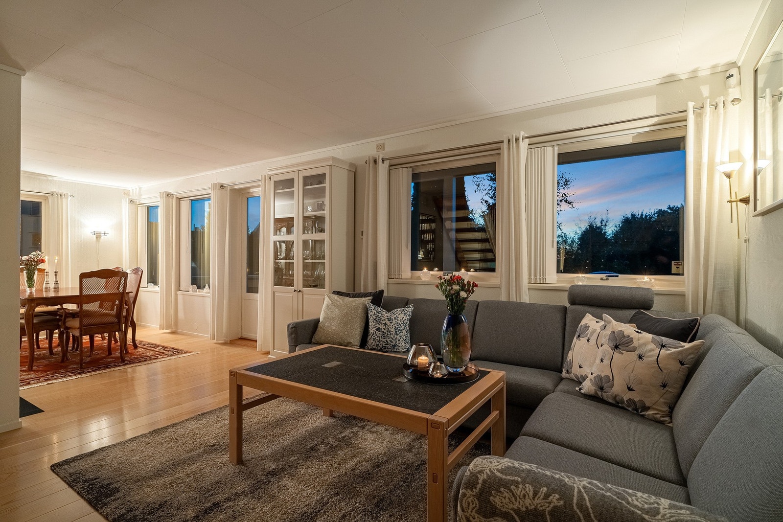 Stuen har koselig belysning som gir rommet en lun og fin stemning. Galleribilde