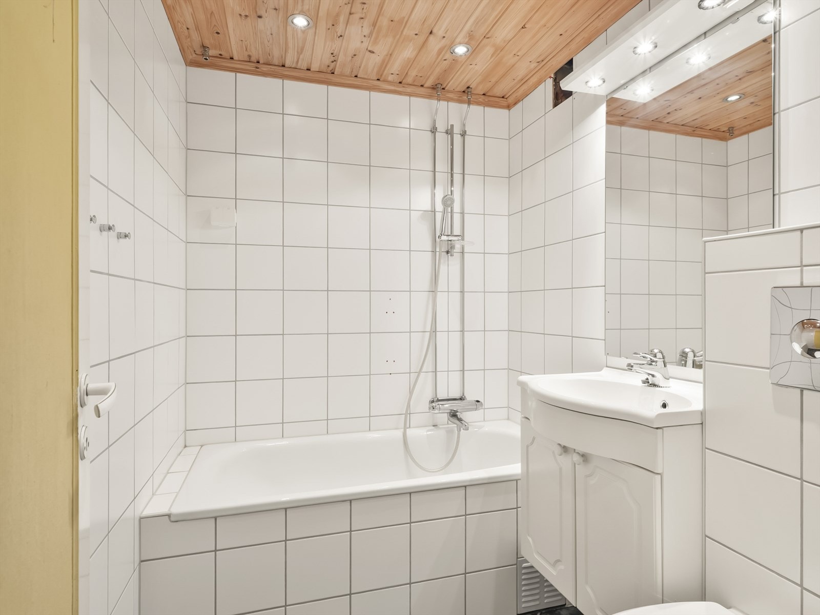 Badet er utstyrt med servant i innredning og vegghengt toalett. Galleribilde
