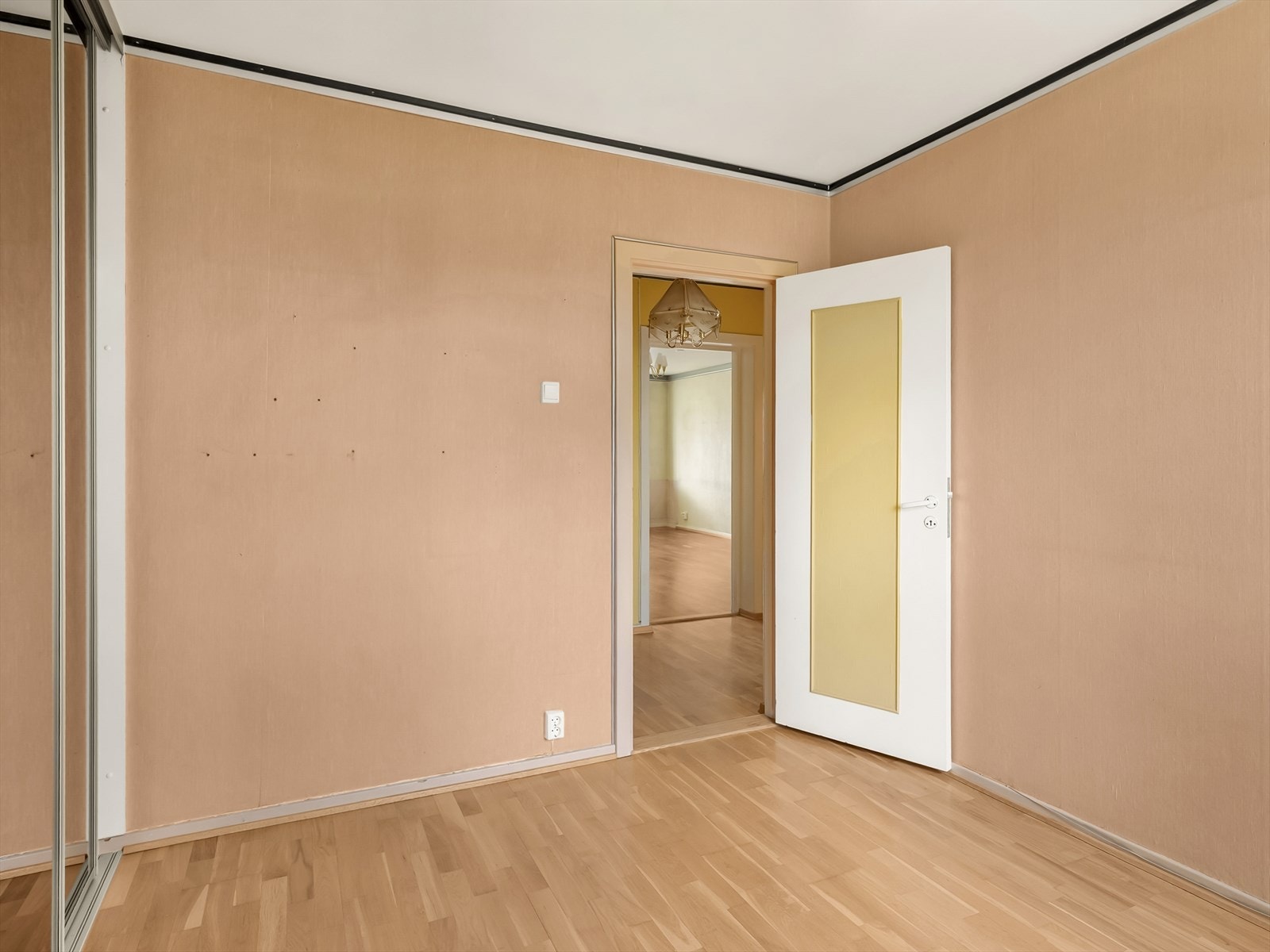 Leilighetens hovedsoverom har god plass til både seng og garderobeløsning. Galleribilde