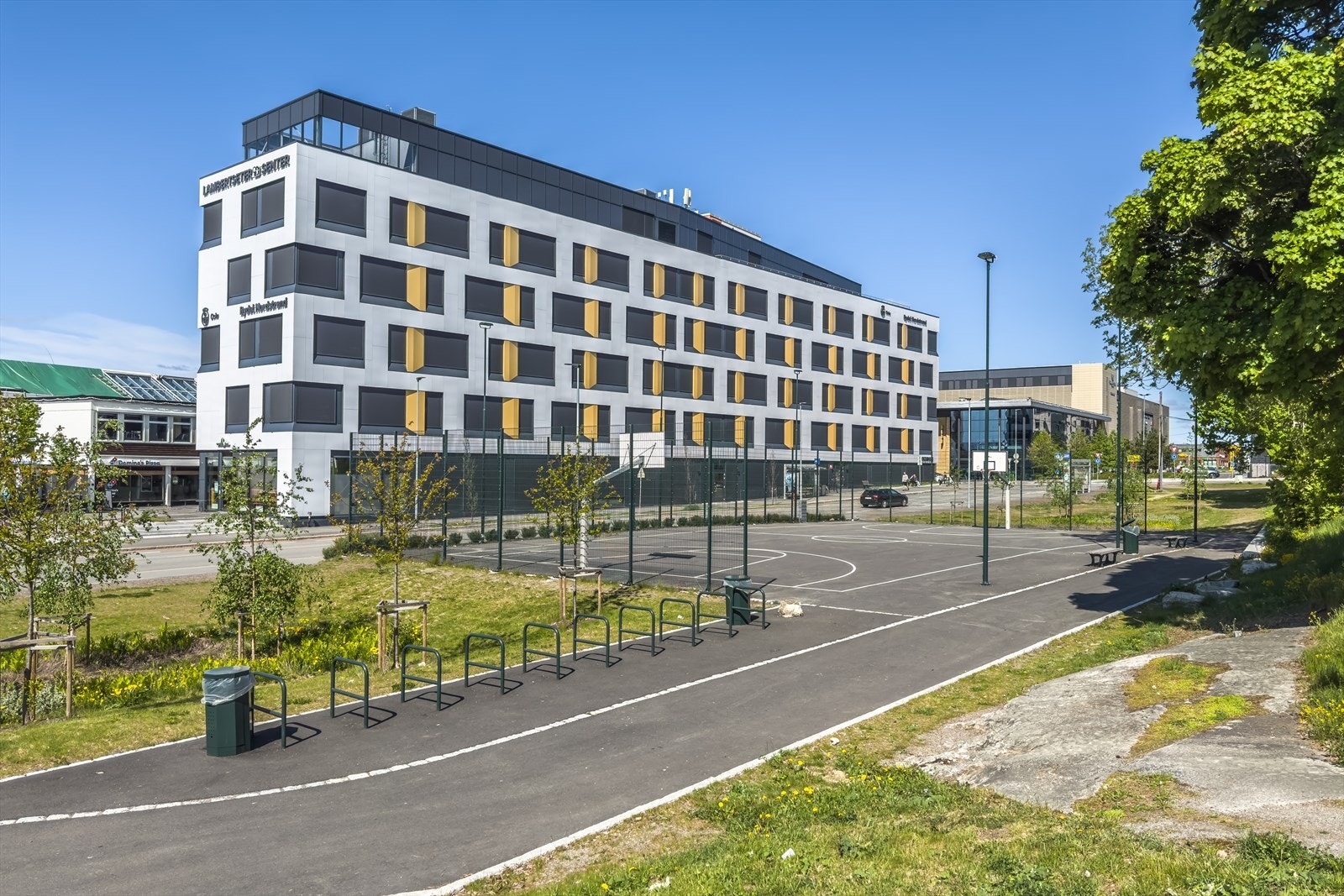 Kort vei til bydelshuset og Lambertseter Senter som tilbyr et bredt utvalg av butikker og tjenester. Galleribilde