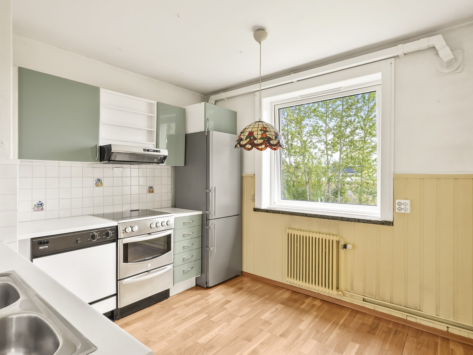 Vinduet på kjøkkenet gir godt med arbeidslys over benkeplaten. Her er det plass til spisebord. Galleribilde