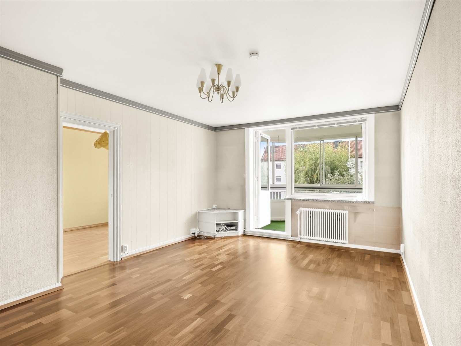 Romslig stue med parkettgulv og god plass for ønsket møblering. Galleribilde