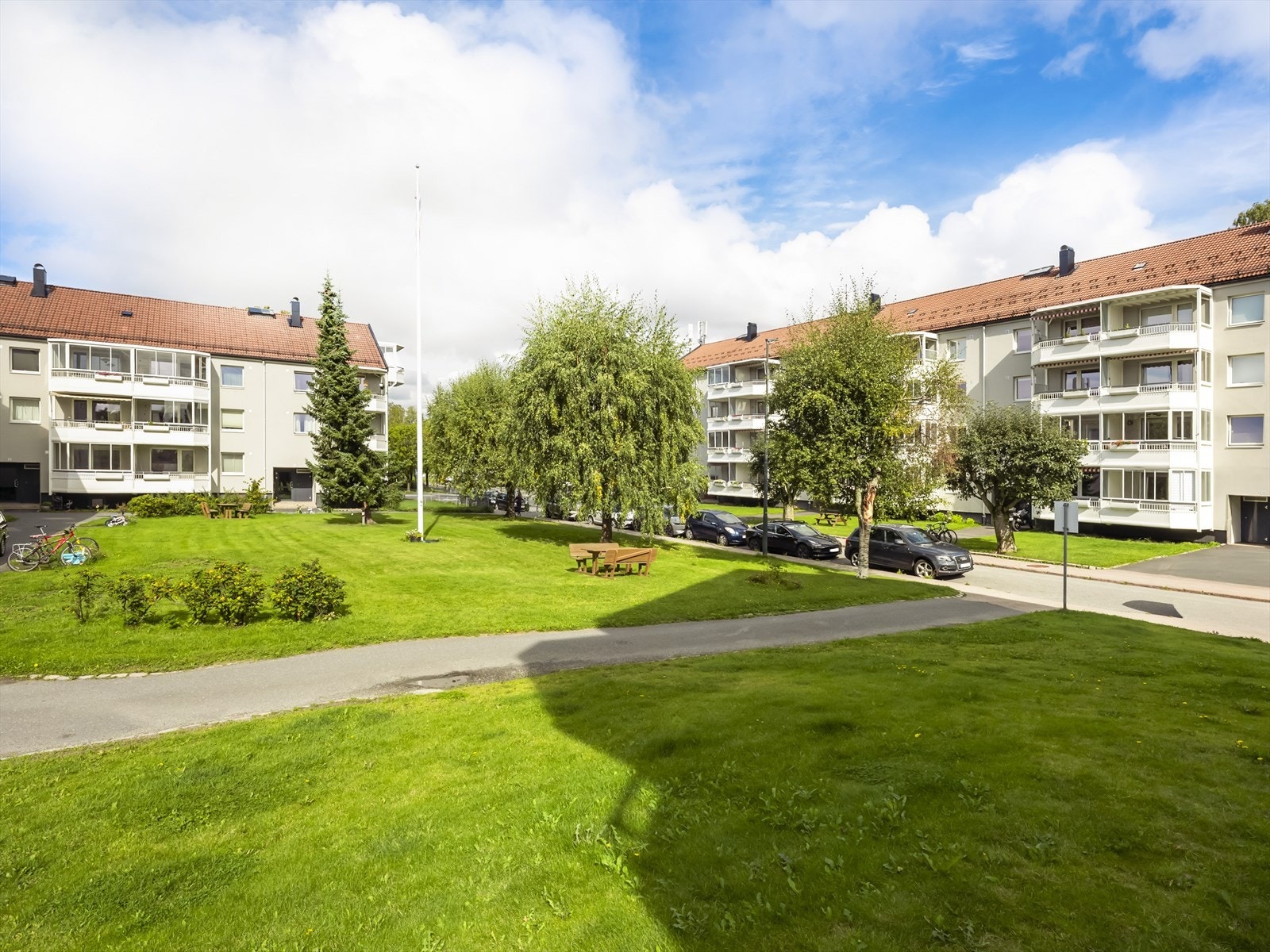 Hyggelige, opparbeidede fellesarealer mellom bygningene inviterer til utelek og rekreasjon. Galleribilde