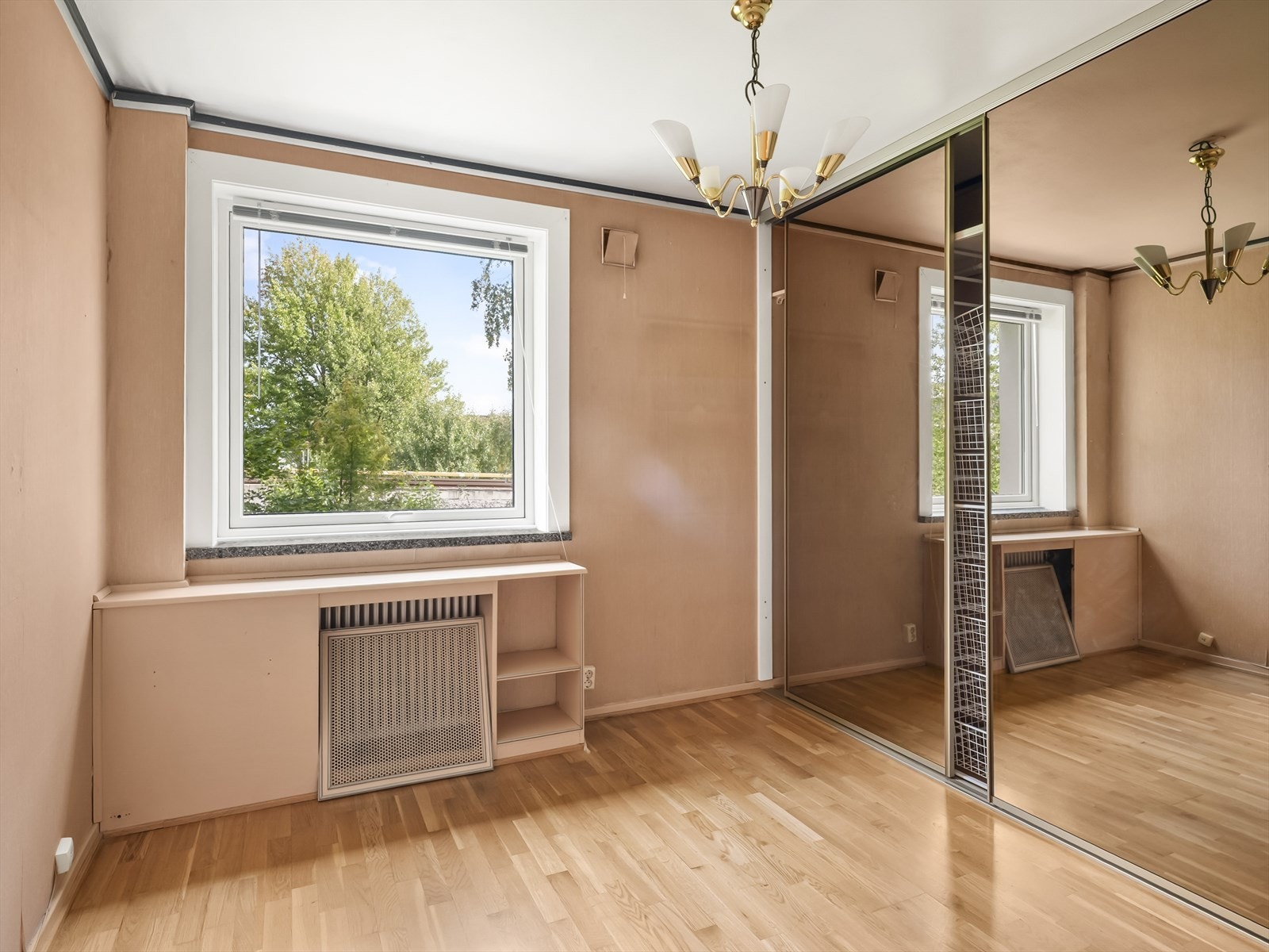 En stor speilgarderobe gir rikelig med oppbevaring. Galleribilde