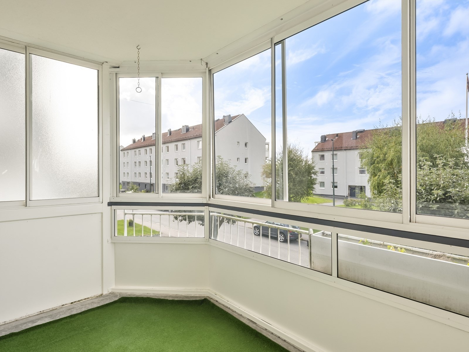 Den innglassede balkongen på 8m² fungerer som en forlengelse av stuen. Galleribilde
