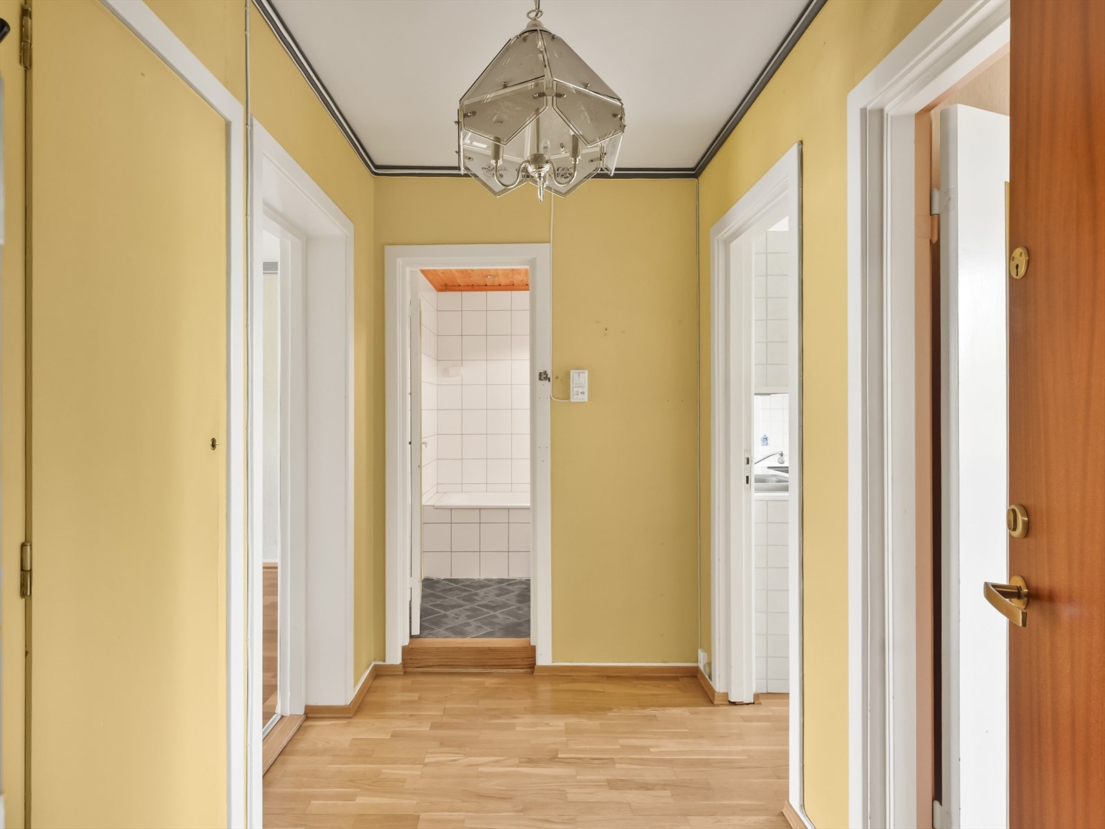 Fra entréen er det enkel adkomst til bad, soverom og stue. Galleribilde